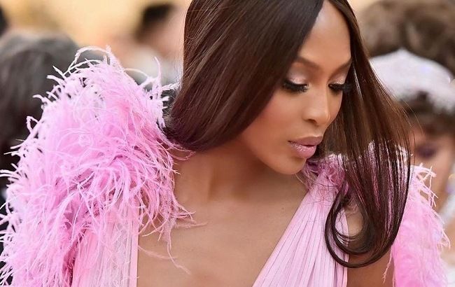 В мереживі і кросівках: Наомі Кемпбелл показала стильний наряд і розкішну фігуру