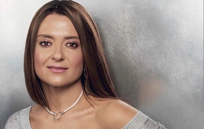 В кожаных легинсах: Наталья Могилевская устроила "модную фотосессию" на контрольной ленте в аэропорту