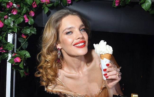 В золоте и с алыми губами: Наталья Водянова блистала на вечеринке в роскошном образе Dior