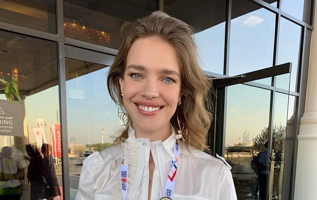 В лимонному плаття і пелюстках троянд: Наталя Водянова захоплює квітучим виглядом