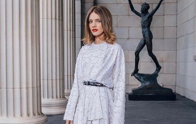 Літня і легка: Наталія Водянова захопила бездоганною фігурою в міні-комбінезоні