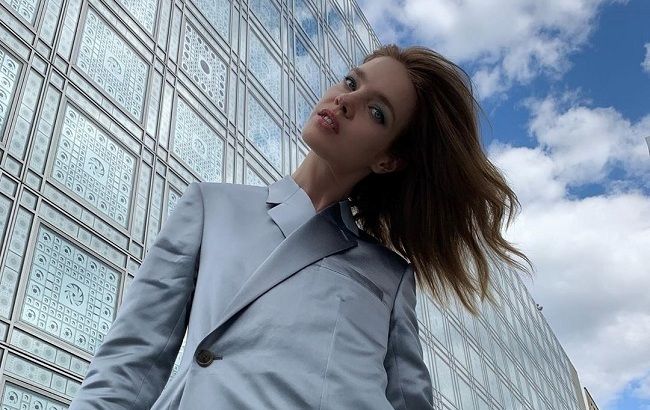 Какая же она стройная! Наталья Водянова показала безупречную фигуру в стильном костюме