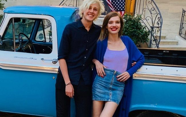 Словно школьница: Наталья Водянова демонстрирует точеную фигуру в эффектном мини