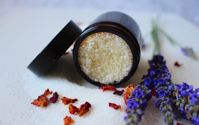 Чем заменить магазинный скраб для лица и тела: компоненты есть на каждой кухне