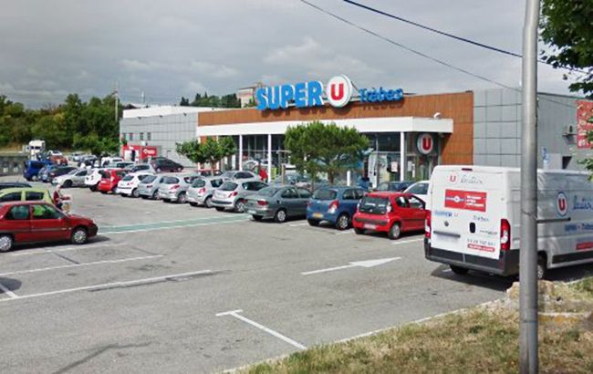 Во Франции захватили заложников в супермаркете, ранен полицейский