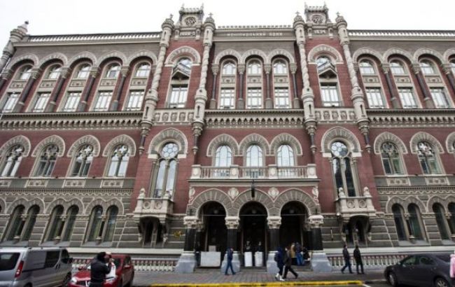 НБУ на 13 октября ослабил курс гривны до 21,82 грн/долл