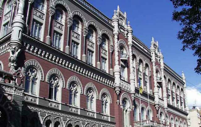 НБУ на 10 июня еще немного ослабил курс гривны - до 21,17 грн/долл