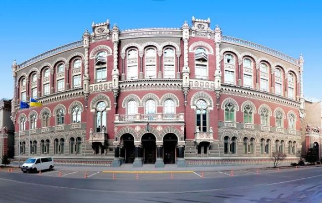 НБУ на 30 июля ослабил курс гривны до 22,07 грн/долл