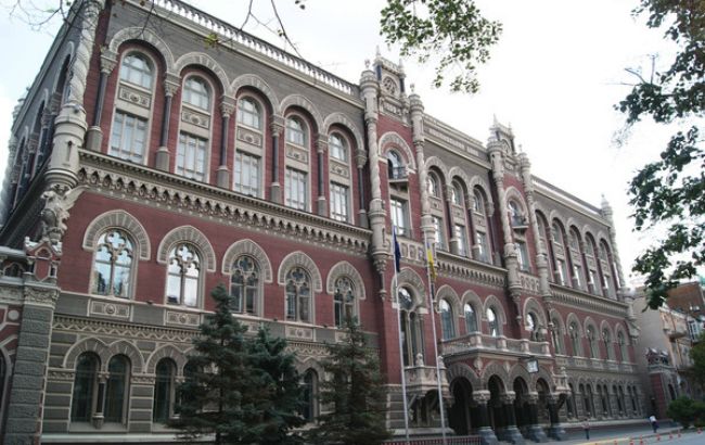 НБУ на 21 октября ослабил курс гривны до 21,99 грн/долл