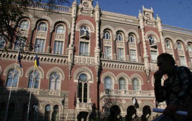 НБУ на 13 октября ослабил курс гривны до 21,82 грн/долл