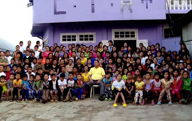 Имел 38 жен и 89 детей: умер глава "самой большой семьи в мире"