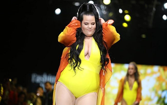 Победительница Евровидения 2018 зажигательно станцевала на подиуме в купальнике