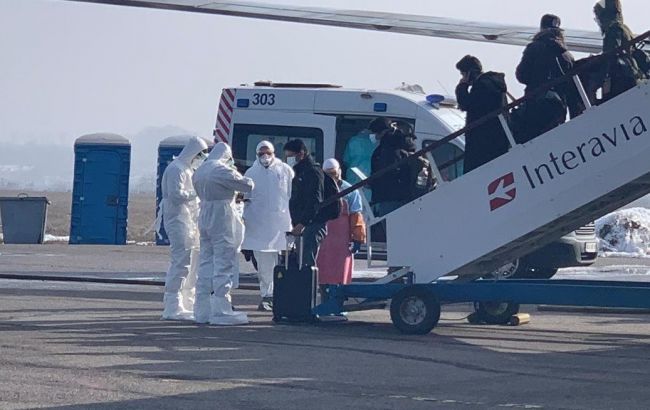 Колонна с эвакуированными из Уханя выехала из харьковского аэропорта