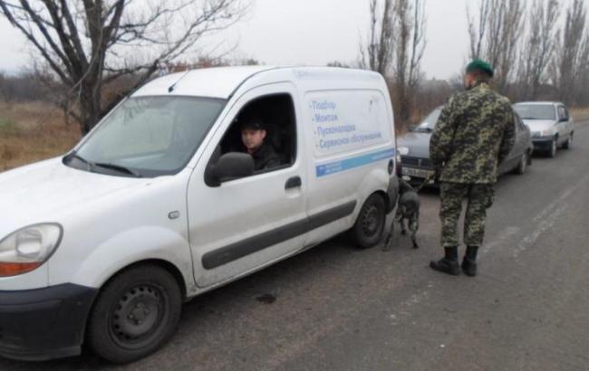 Майже 700 автомобілів стоять у чергах на пунктах пропуску в зоні АТО