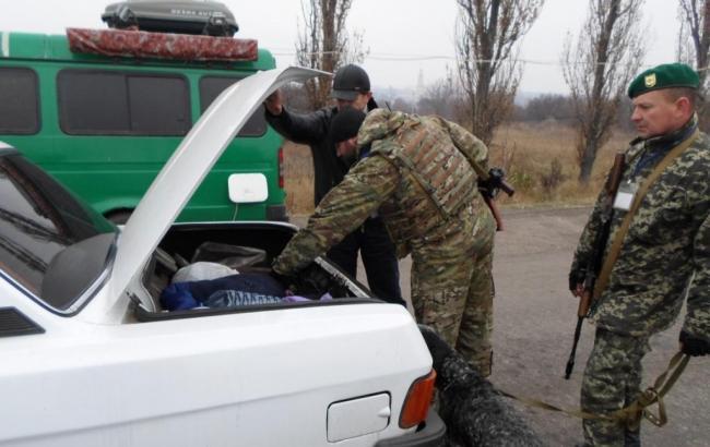 На Донбасі майже 1 тис. 400 автомобілів стоять у черги на пунктах пропуску