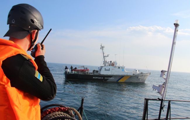 У Бердянську необладнане судно незаконно перевозило 60 дітей