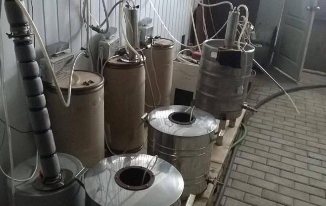 Под Мариуполем обнаружили цех по изготовлению контрафактного алкоголя
