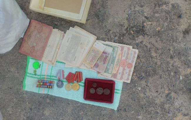 Украинец пытался пронести в РФ коллекцию наград, монет, денежных банкнот и облигаций