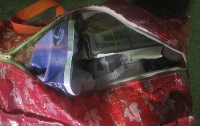 Пограничники задержали украинку, пытавшуюся вывезти в РФ 18 тыс. долларов