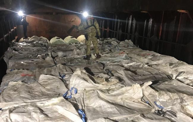 У Чорному морі затримано іноземне судно з понад 1,7 тис. ящиками цигарок