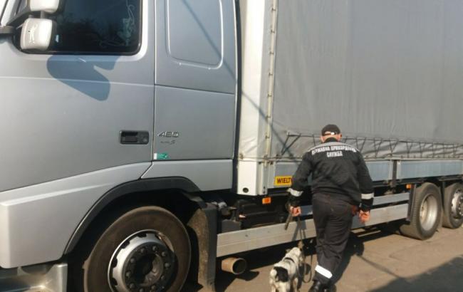 Пограничники задержали двух иностранцев и грузовик, разыскиваемых Интерполом