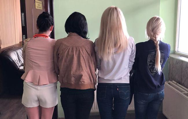 На границе задержали торговца людьми, который пытался вывезти 4 украинок в Польшу