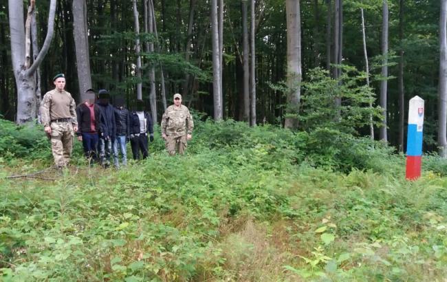Пограничники задержали группу нелегальных мигрантов на границе со Словакией