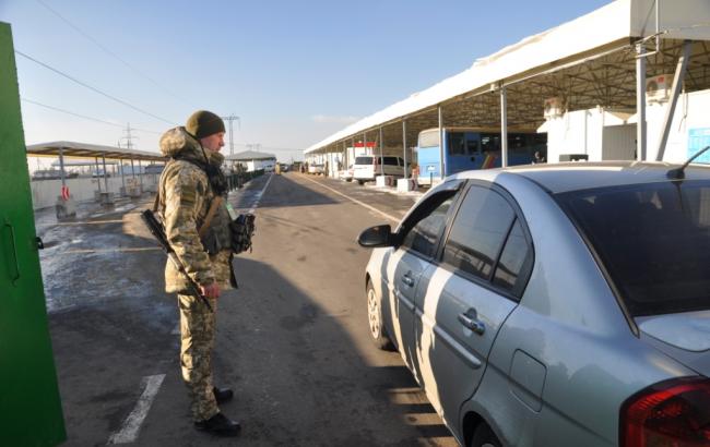 На Донбассе немного вырос поток через пункты пропуска