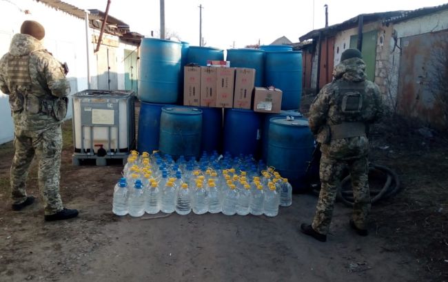 В Одесской области правоохранители обнаружили контрафактные сигареты и большое количество спирта