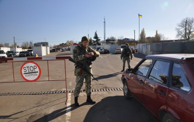 На Донбассе в&nbsp;КПВВ в очередях застряли более 300&nbsp;автомобилей