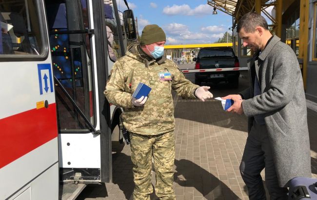 За сутки в Украину вернули около 4,5 тысяч украинцев, застрявших на границе