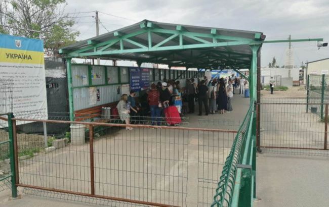 Боевики продолжают блокировать пропуск через КПВВ "Марьинка"