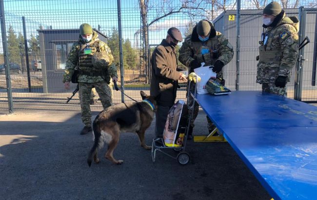 На Донбасі бойовики блокують пропуск громадян на шести з семи КПВВ
