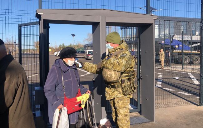 Боевики не пропустили людей, которые сегодня пересекли КПВВ "Счастье"
