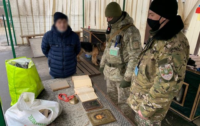 Контрабандиста поймали при попытке вывезти старинные книги и иконы в ОРЛО