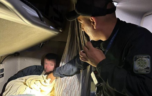 Ховався в ліжку далекобійника. Прикордонники виявили ухилянта на шляху в Польщу