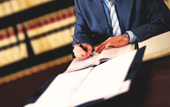 Под шум охоты за "деньгами Януковича" удобно сводить старые счеты, - юрист