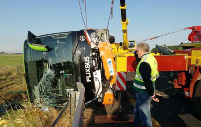 В Италии перевернулся пассажирский автобус, десятки пострадавших