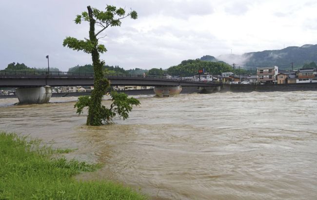 Власти Японии призвали эвакуировать более 300 тысяч семей из-за сильных ливней