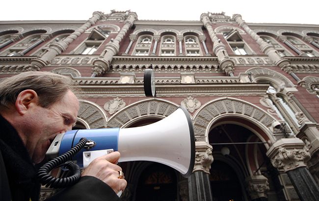 Под стенами Нацбанка произошла потасовка между полицией и митингующими