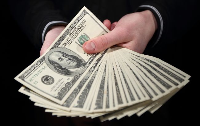 Банкир рассказал, каким будет курс доллара в августе: ослабление неизбежно