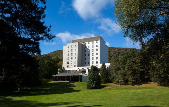 Керівника готелю у європейській країні звільнили після скарг українців: деталі