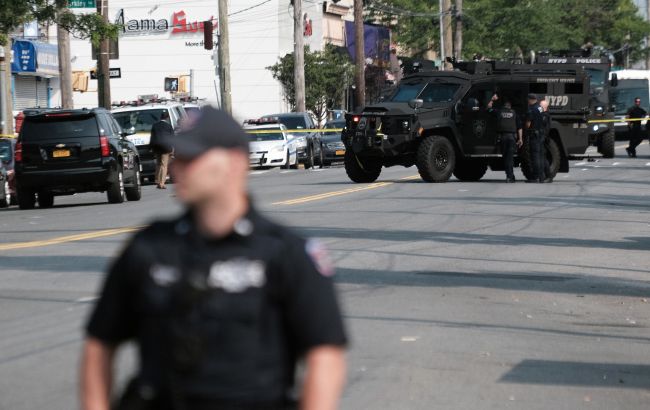 В Нью-Йорке пытаются задержать вооруженного мужчину возле штаб-квартиры ООН