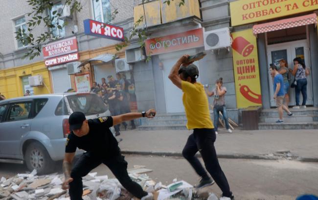 В Днепре произошла драка с муниципальной стражей из-за сноса МАФов
