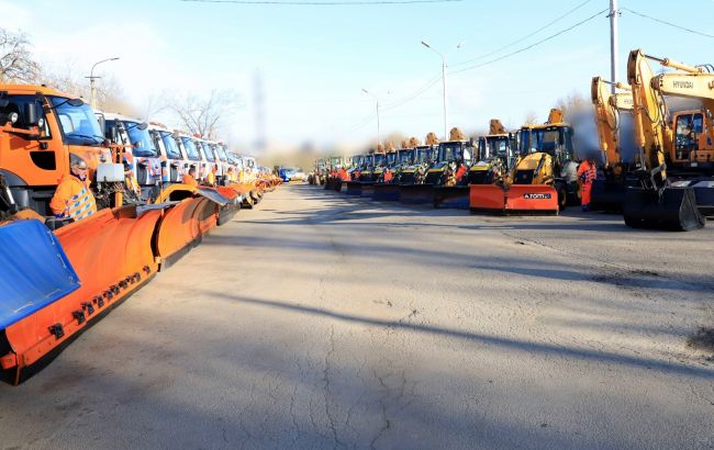 Філатов показав снігоприбиральну техніку та розповів, чим Дніпро посипатиме дороги взимку