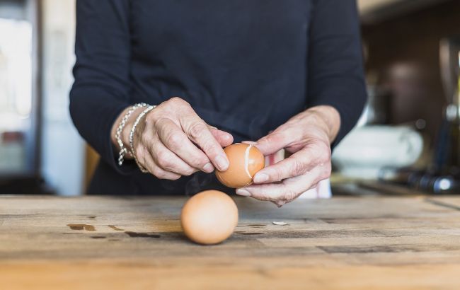 Названо найпростіший спосіб почистити відварені яйця