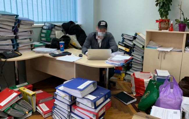 У керівництва ДАБІ пройшли обшуки у справі про зловживання