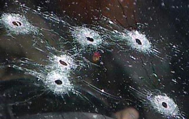 В Киеве возле ж/д вокзала неизвестные обстреляли автомобиль