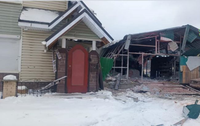 Росіяни обстріляли прикордоння Сумської області та поранили чоловіка: фото наслідків