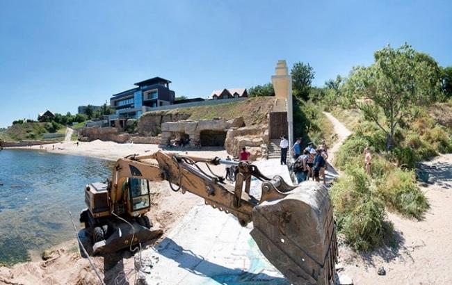 В Одесі рятувальники демонтують стіну раніше захопленого пляжу